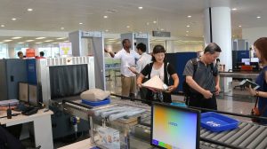 Kiểm tra hành lý trước khi bay tại sân bay Nội Bài